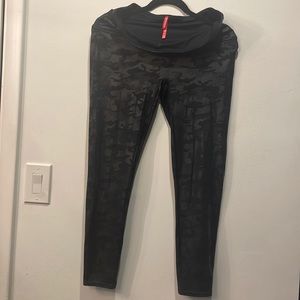 Spanx Faux Leather Black Camo Leggings in sz 1X Petite